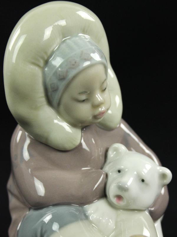 Lladro beeldje #1195 Inuit jongen met ijsbeertje