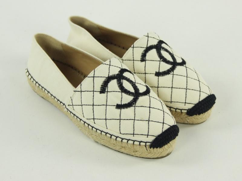 Espadrilles in crème en zwart, gemerkt Chanel - NIEUW