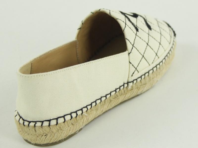 Espadrilles in crème en zwart, gemerkt Chanel - NIEUW