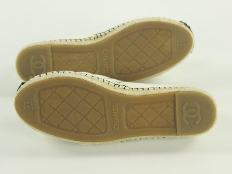 Espadrilles in crème en zwart, gemerkt Chanel - NIEUW