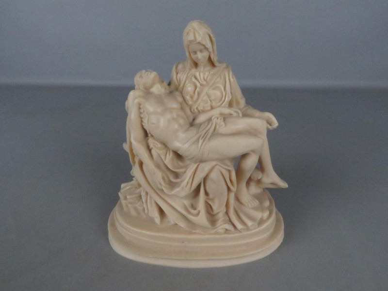 Pieta beeld uit resin