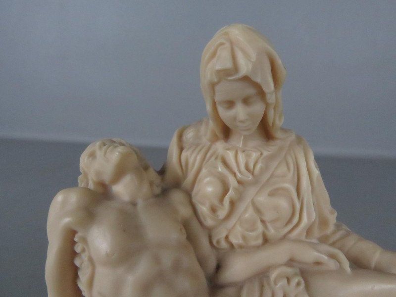 Pieta beeld uit resin