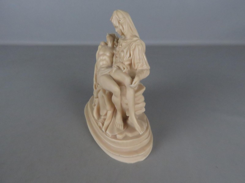 Pieta beeld uit resin