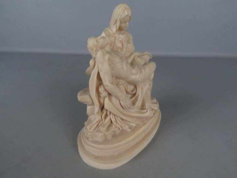 Pieta beeld uit resin