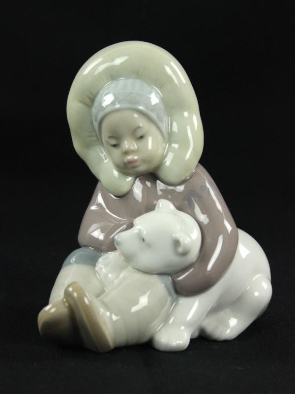 Lladro beeldje #1195 Inuit jongen met ijsbeertje