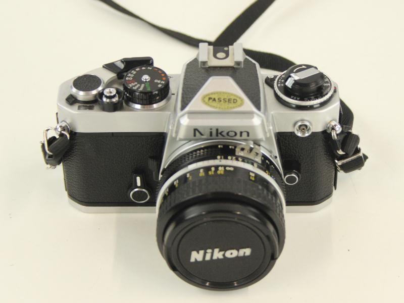 Nikon FE 35 mm fotocamera met extra lens - in een mooie draagtas