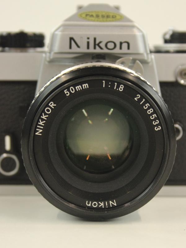 Nikon FE 35 mm fotocamera met extra lens - in een mooie draagtas