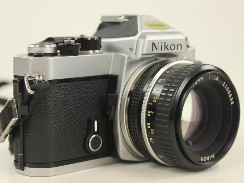 Nikon FE 35 mm fotocamera met extra lens - in een mooie draagtas