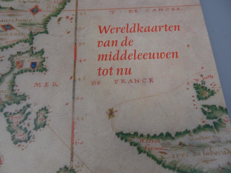 Vintage hardcover boek "De wereld gespiegeld, wereldkaarten van de middeleeuwen tot nu"