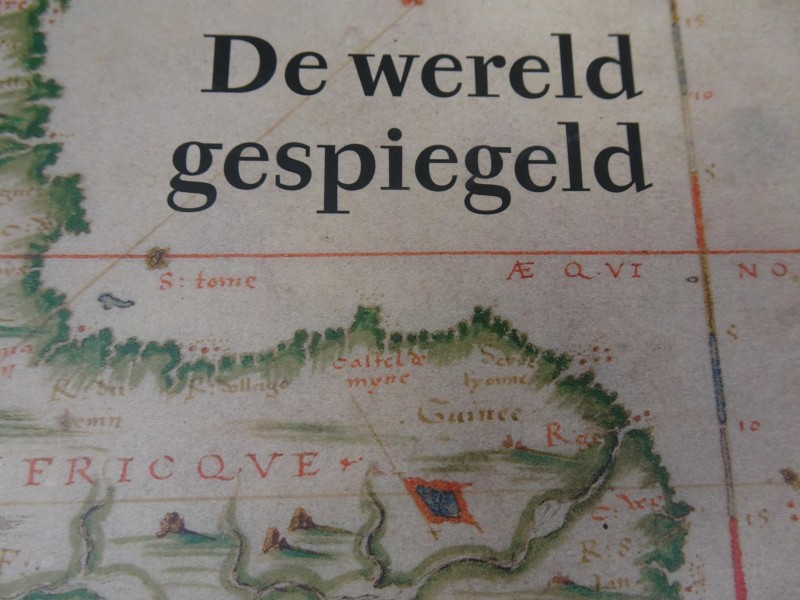 Vintage hardcover boek "De wereld gespiegeld, wereldkaarten van de middeleeuwen tot nu"