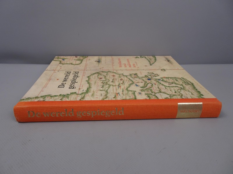 Vintage hardcover boek "De wereld gespiegeld, wereldkaarten van de middeleeuwen tot nu"