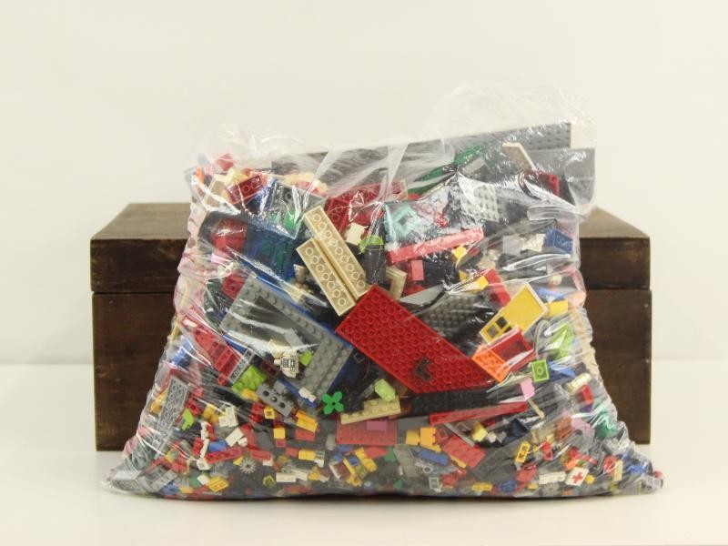 5,7 kg Lego in houten kist