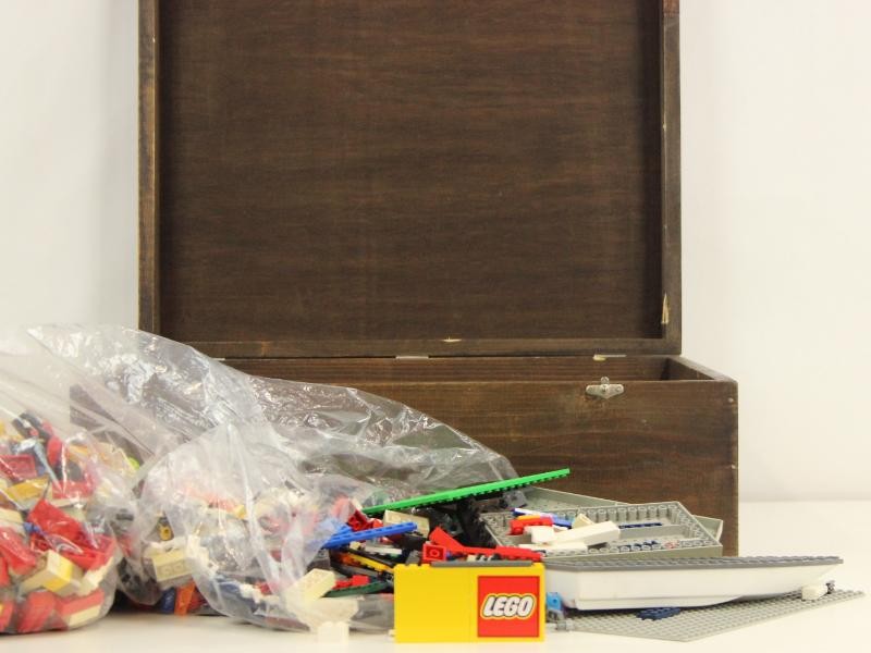 5,7 kg Lego in houten kist