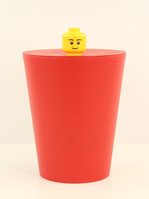 2 kilo lego in rode emmer met groot legohoofd