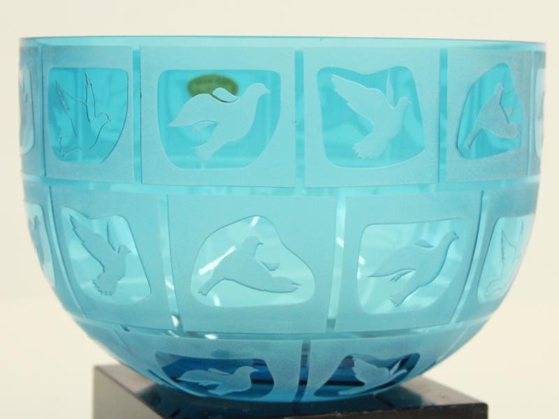 Knappe kristallen bowl op marmeren voet - handcut - Vredesduif