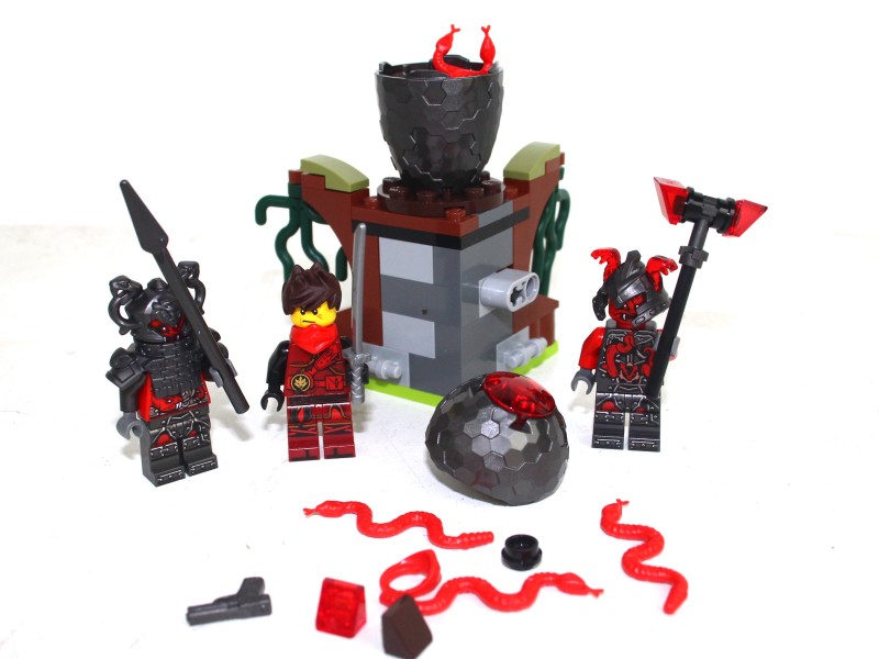 Lego Ninjago - 70621 Vermillion aanval en 70753 Lavastroom