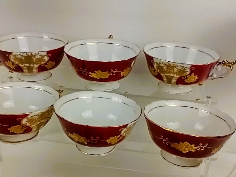 Een 27-delig donkerroze Trianon servies