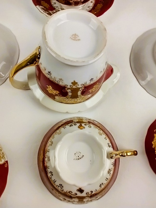 Een 27-delig donkerroze Trianon servies