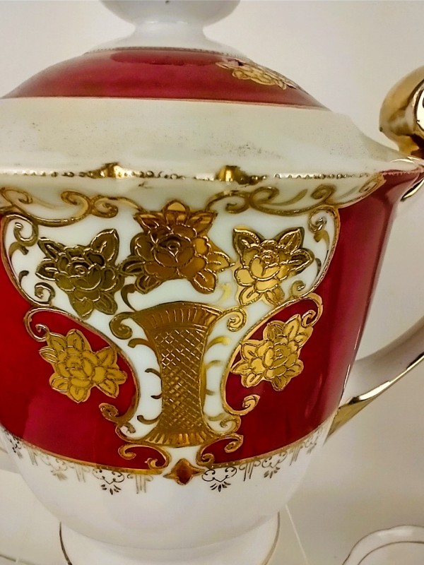 Een 27-delig donkerroze Trianon servies