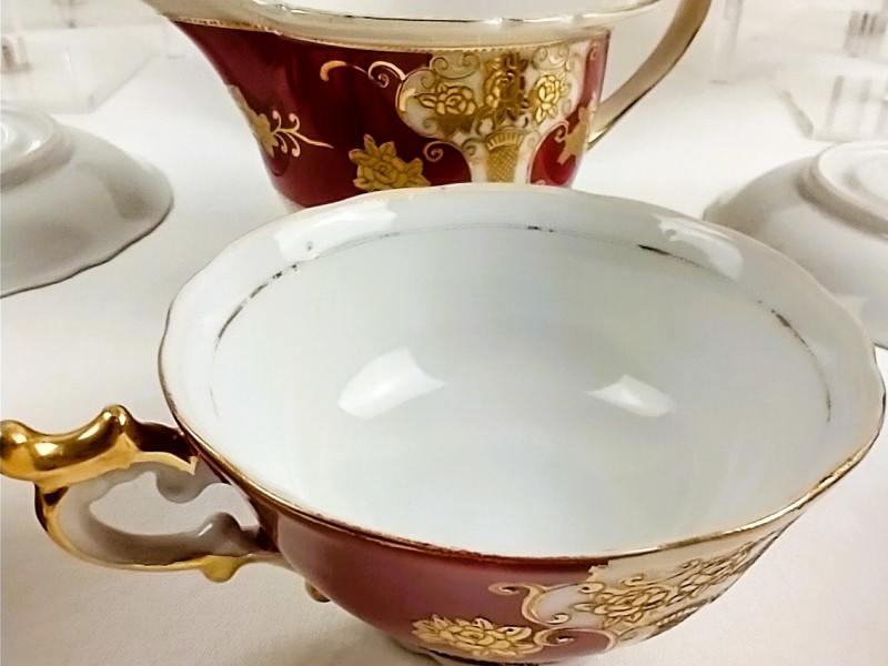 Een 27-delig donkerroze Trianon servies