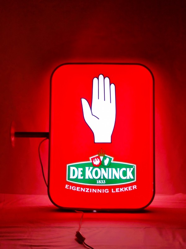 Lichtreclame bord van De Koninick