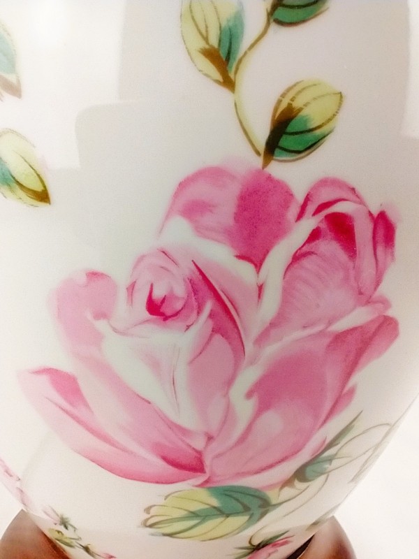 Vintage porseleinen tafellamp met bloemenprint