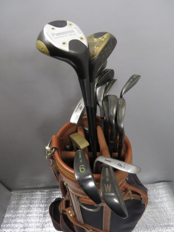 Veertien golfclubs en "DAIWA" caddy.