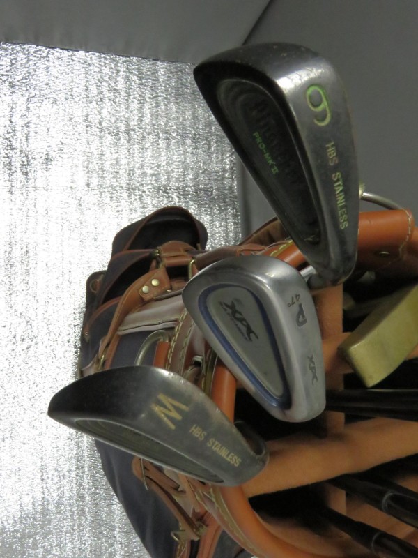 Veertien golfclubs en "DAIWA" caddy.