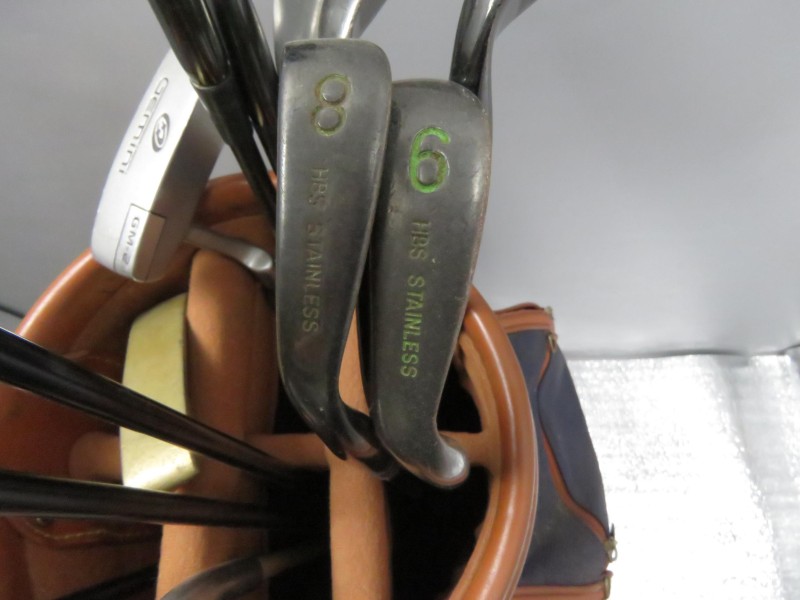 Veertien golfclubs en "DAIWA" caddy.