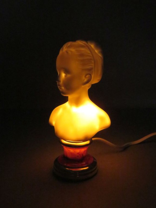 Porseleinen buste met lamp
