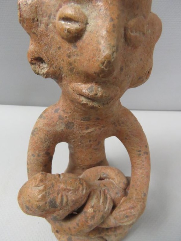 Terracotta beeld "Moeder en kind"