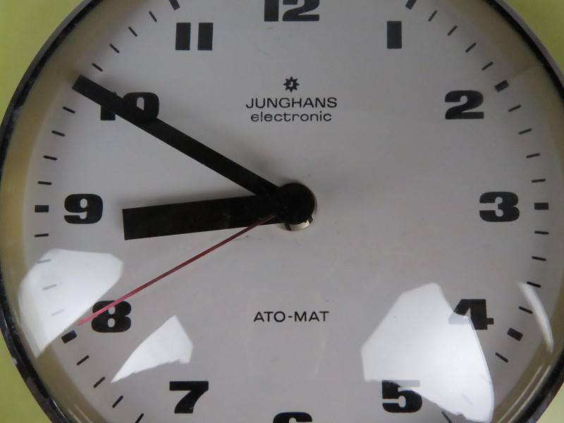 Retro wandklok - Junghans electronic