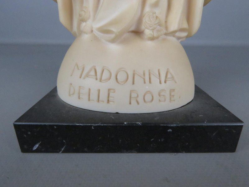 Beeld "Madonna Delle Rose met rozenkrans"