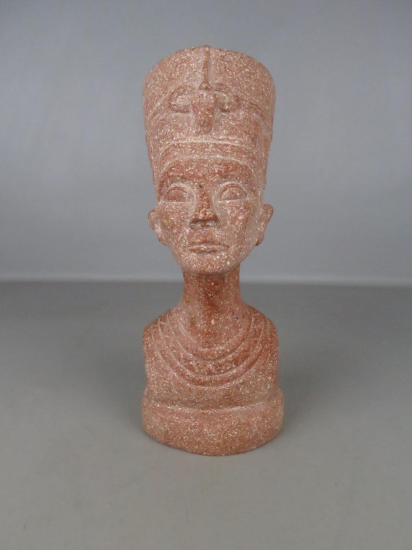 Nefertiti beeld uit graniet