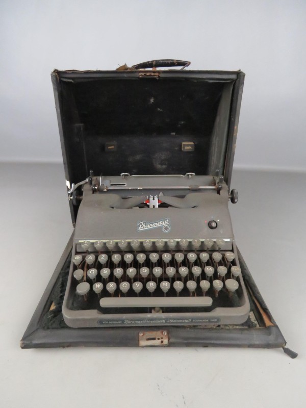 Vintage typemachine "Rheinmetall" in lederen koffer