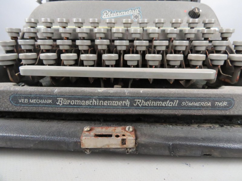 Vintage typemachine "Rheinmetall" in lederen koffer