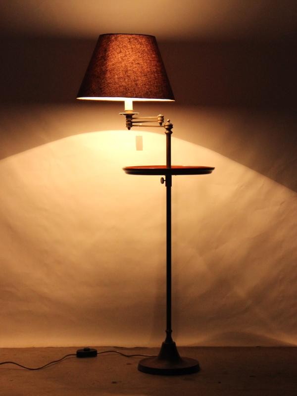 Illumé NYC - Knappe, vintage vloerlamp met in hoogte verstelbaar tafeltje