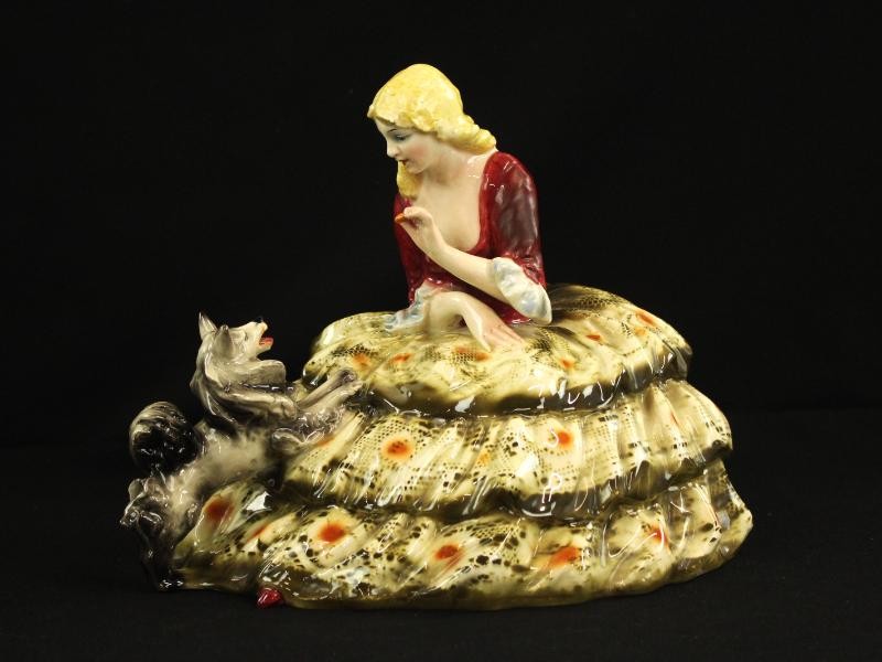 Knap, keramisch beeld van een jonkvrouw en Fifi - Italy