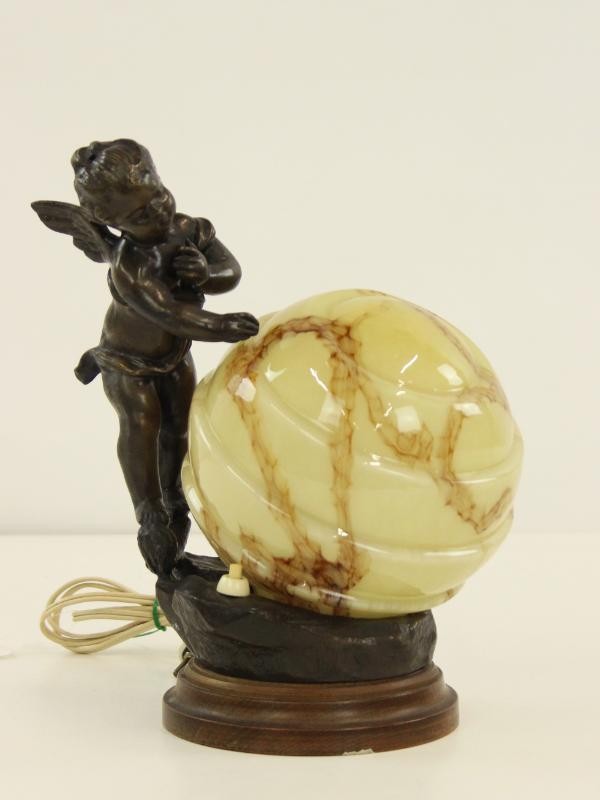 Art-deco lampje van een engel die een bol streelt