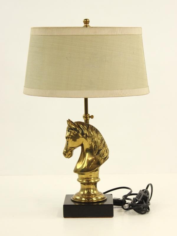 Knappe tafellamp met een messing paarden hoofd/buste