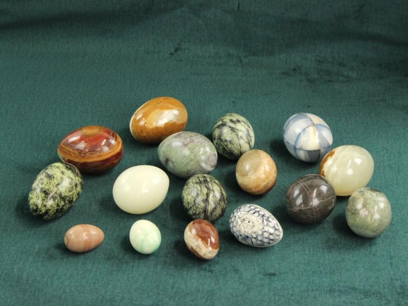 Verzameling eieren uit gepolijst gesteente