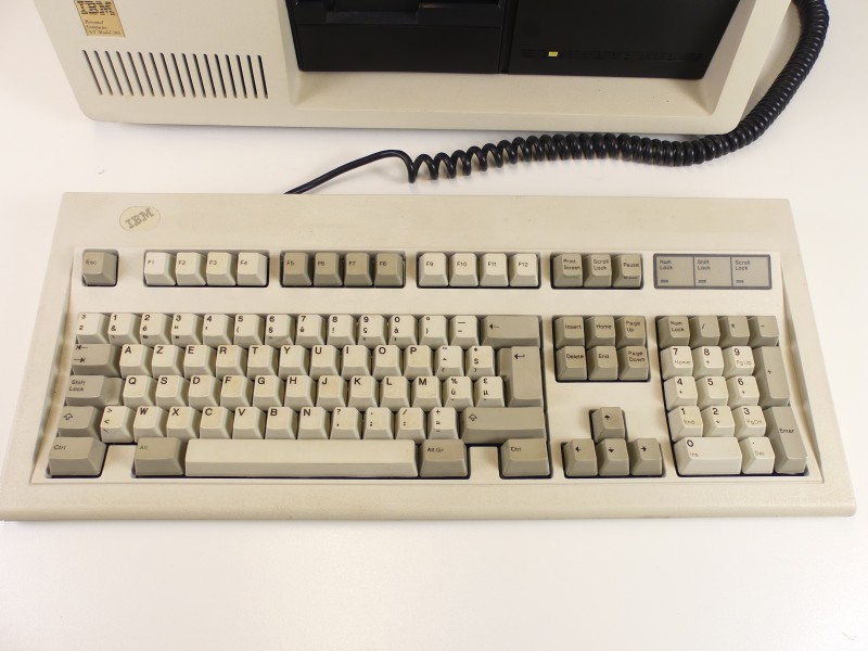 Vintage IBM 5162 (XT/286) Personal Computer + keyboard + scherm