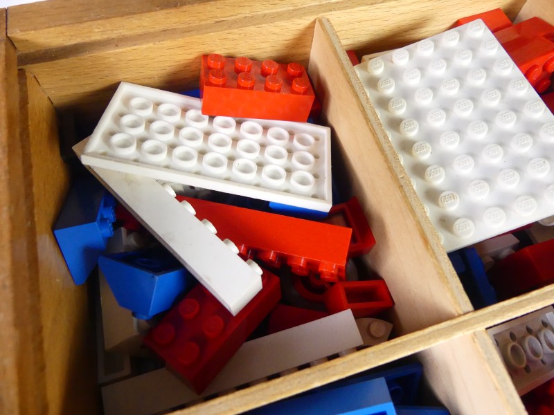 Vintage houten Lego doos met blokjes.