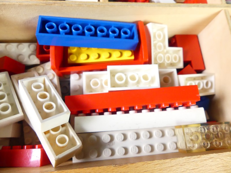 Vintage houten Lego doos met blokjes.