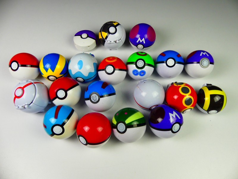 Gotta catch 'em All - Pokémon figuren en pokéballs