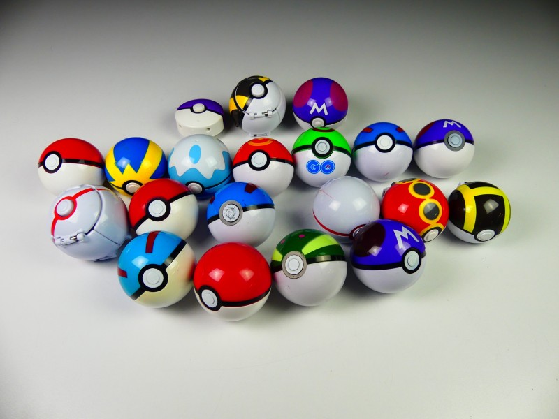 Gotta catch 'em All - Pokémon figuren en pokéballs