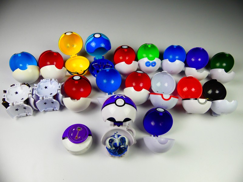 Gotta catch 'em All - Pokémon figuren en pokéballs