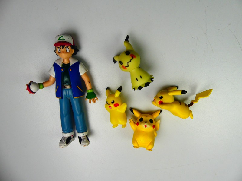 Gotta catch 'em All - Pokémon figuren en pokéballs