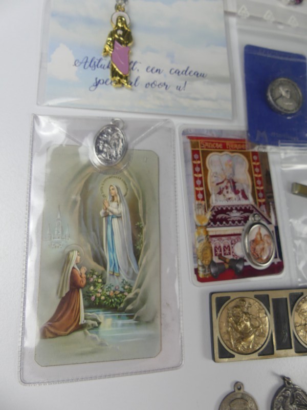 Religiosa: vintage  paternosters en hebbedingen