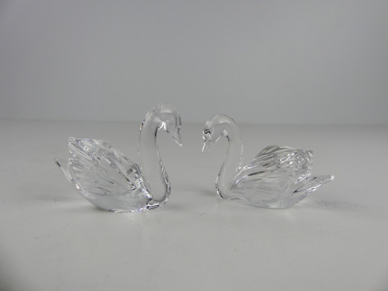 Lot 24 glazen beeldjes in vitrine